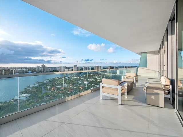 $41,500 | 18501 Collins Avenue, Unit 2704, Sunny Isles Beach, FL 33160