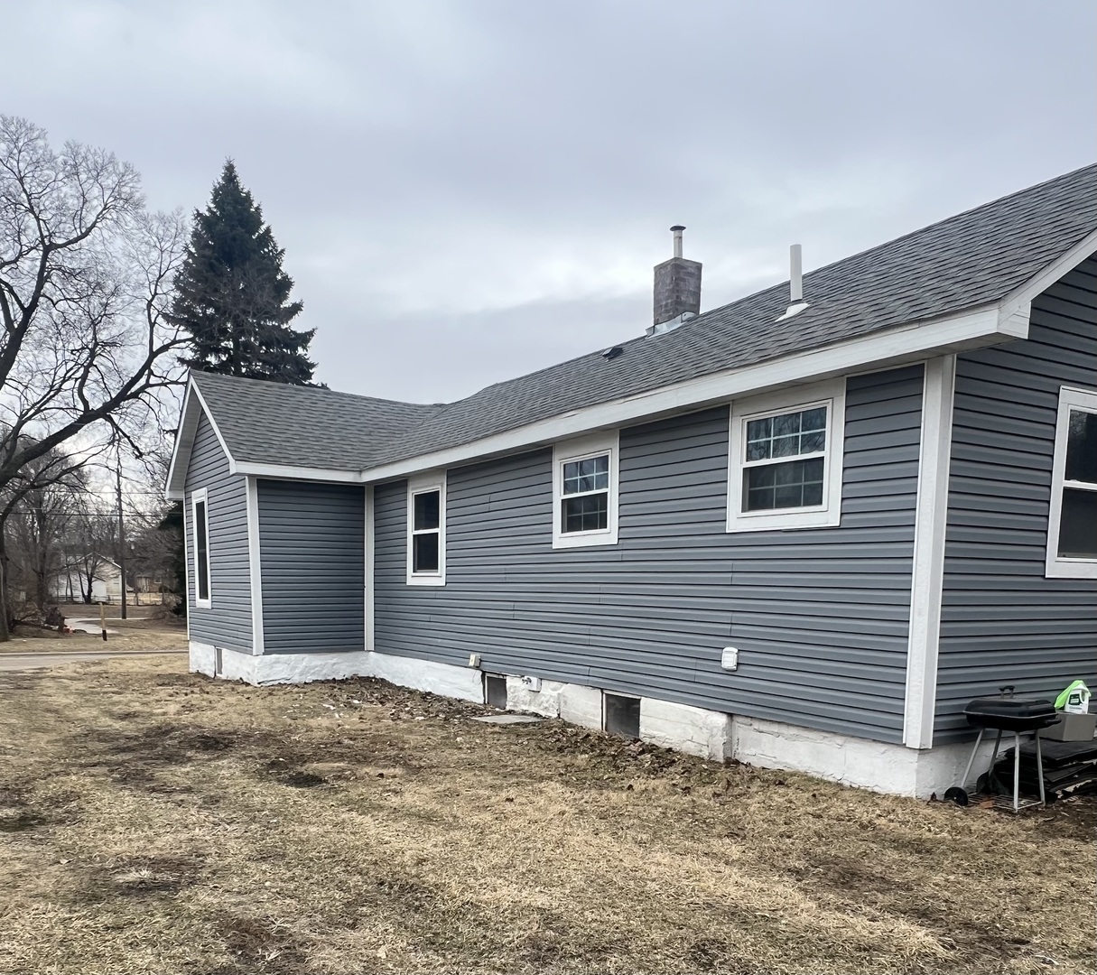 207 Davis Street Joliet, IL 60436 - Photo 22 of 23 a backyard of a house