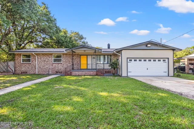 a view of a house with a yard