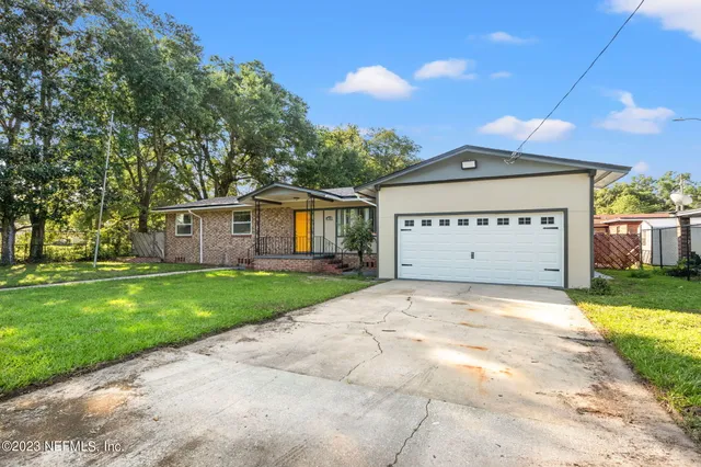 a view of a back yard of the house