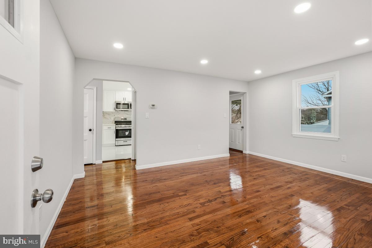 30 3rd Avenue Halethorpe, MD 21227 - Photo 6 of 30 Living Room