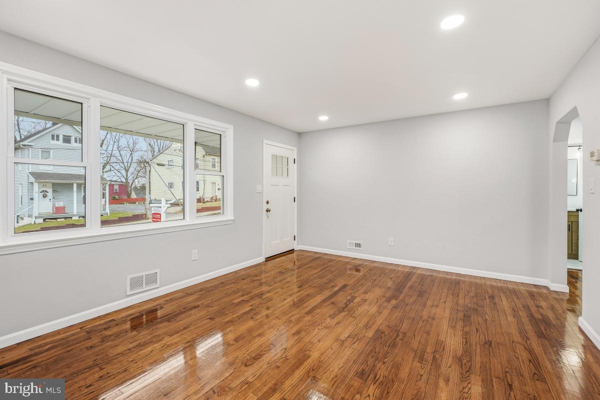 30 3rd Avenue Halethorpe, MD 21227 - Photo 7 of 30 Living Room