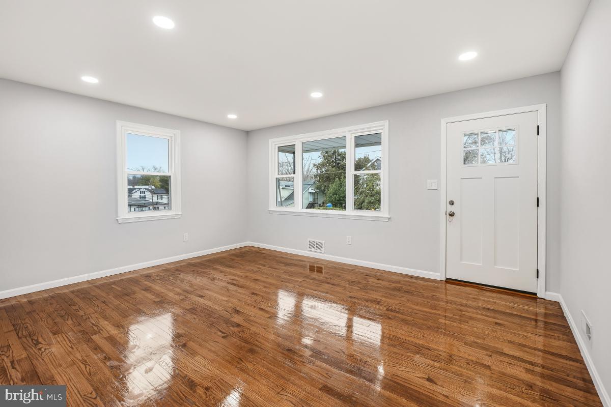 30 3rd Avenue Halethorpe, MD 21227 - Photo 8 of 30 Living Room