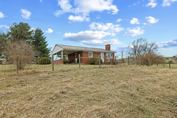a view of a house with backyard