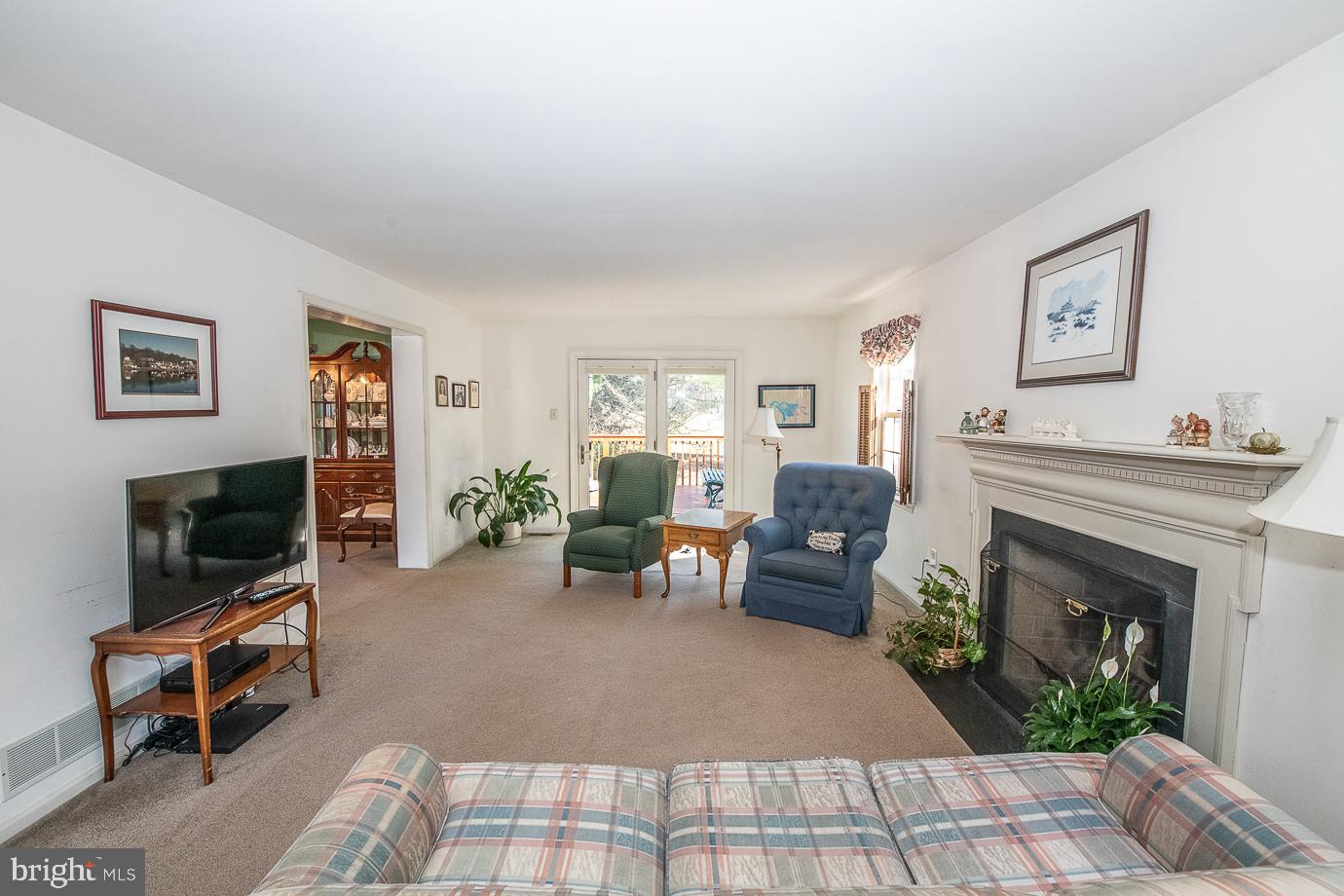 1673 Whitehouse Road Ambler, PA 19002 - Photo 6 of 38 Living Room