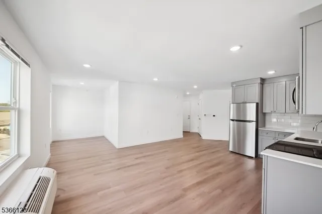 $2,300 | 369 18th Avenue, Unit 204, Newark, NJ 07108