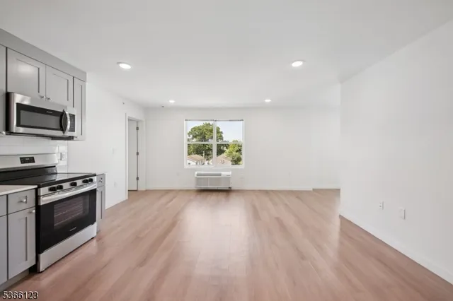 $2,300 | 369 18th Avenue, Unit 204, Newark, NJ 07108