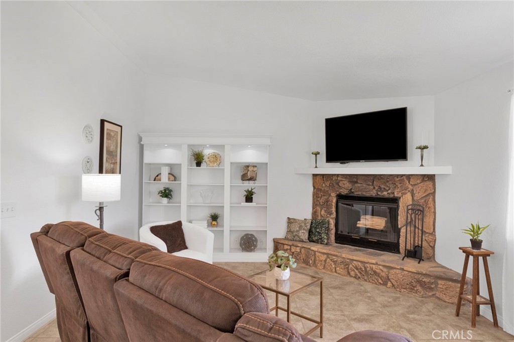22672 El Centro Road Apple Valley, CA 92307 - Photo 10 of 42 living room
