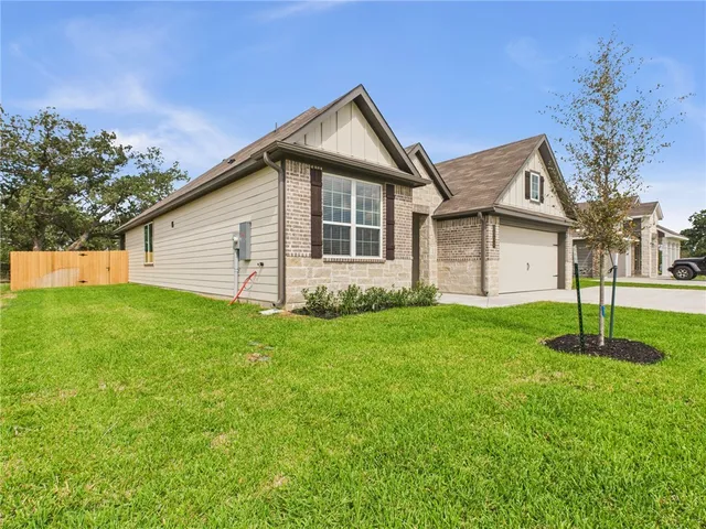 a view of a house with backyard and garden