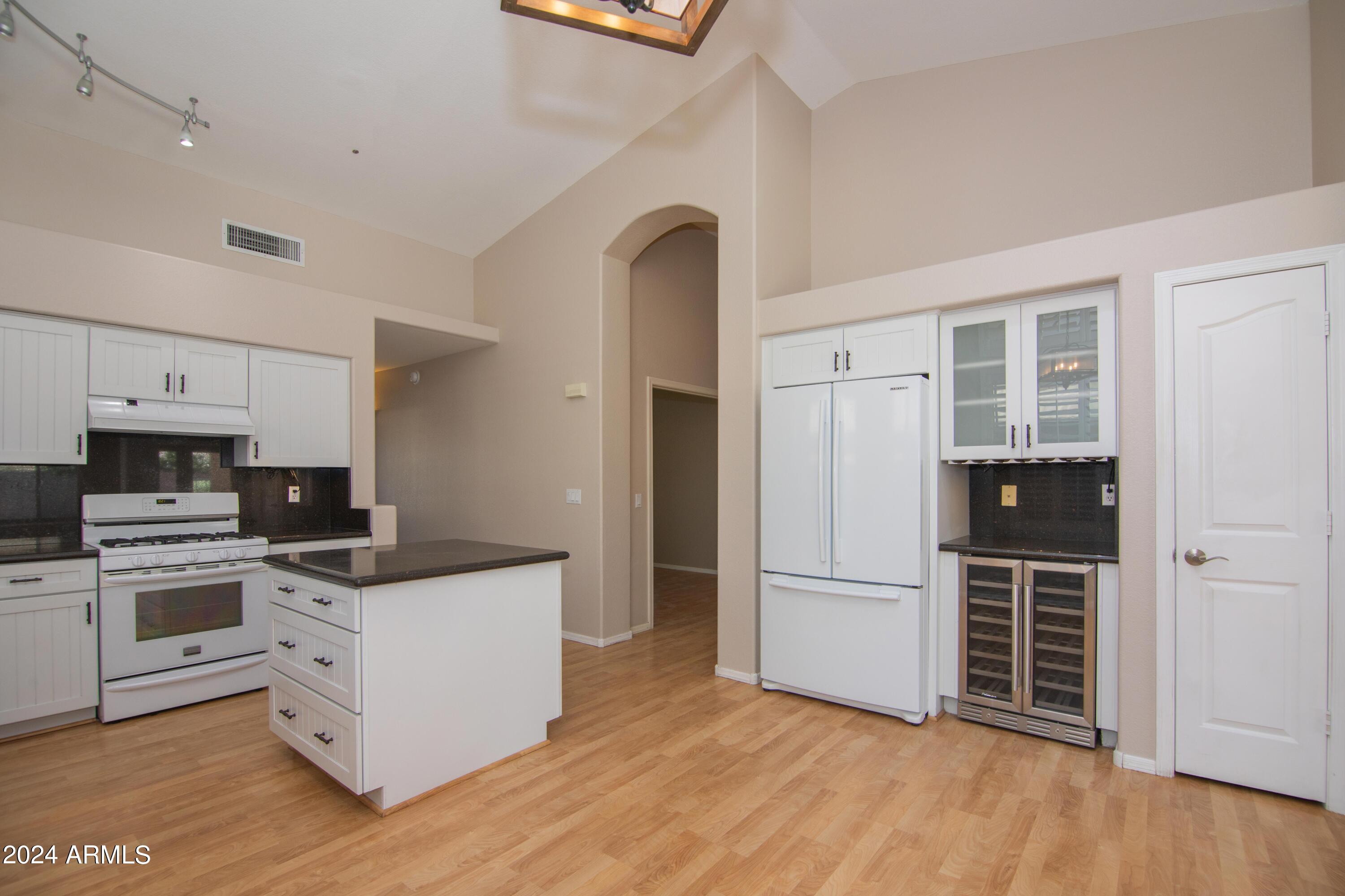 4609 East Rowel Road Phoenix, AZ 85050 - Photo 17 of 61 Plenty of Room to Dine-In!