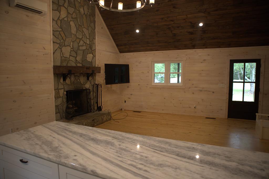 8249 Boardtown Road Ellijay, GA 30540 - Photo 20 of 71 Livingroom