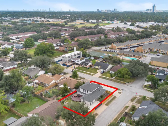 $695,000 | 10514 Emnora Lane, Houston, TX 77043