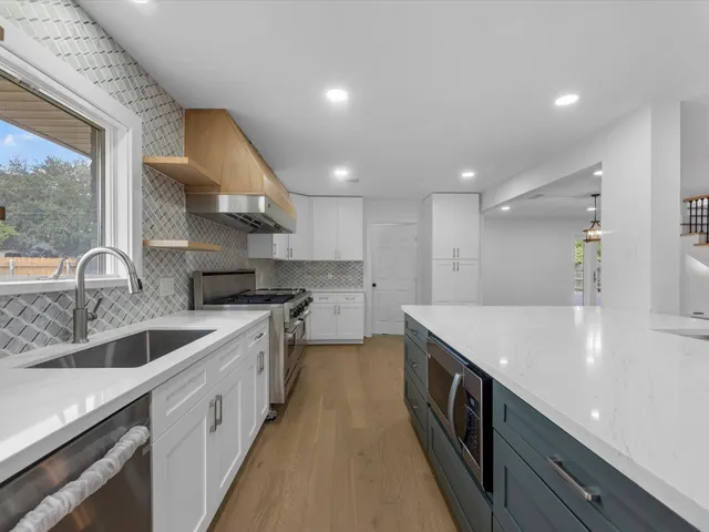 $695,000 | 10514 Emnora Lane, Houston, TX 77043