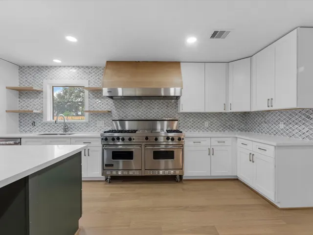 $695,000 | 10514 Emnora Lane, Houston, TX 77043