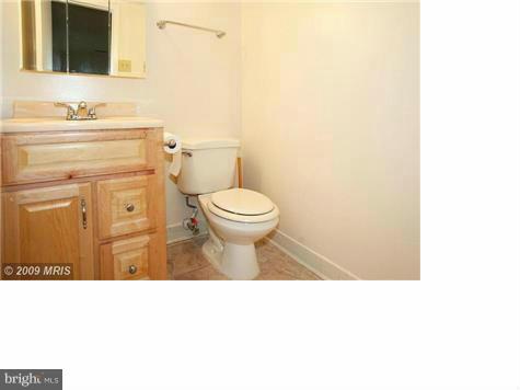 8300 Tobin Road, Unit 11 Annandale, VA 22003 - Photo 2 of 8 Bath
