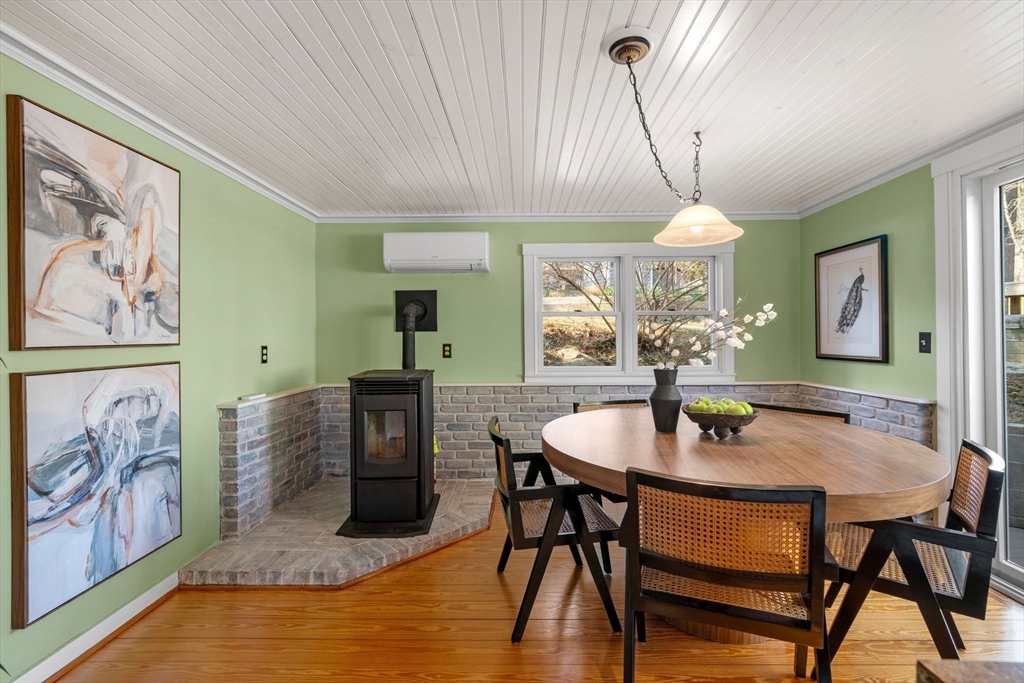 154 R Eastern Avenue Essex, MA 01929 - Photo 12 of 40 a dining room with furniture and window
