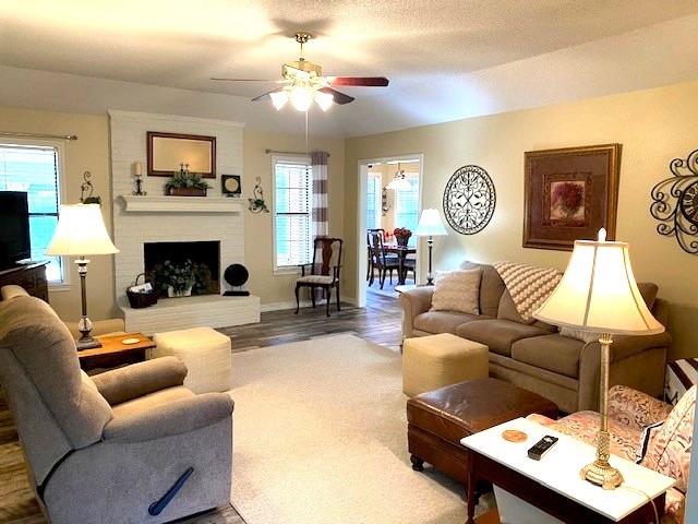 133 Penny Lane Athens, TX 75751 - Photo 2 of 12 Living Room