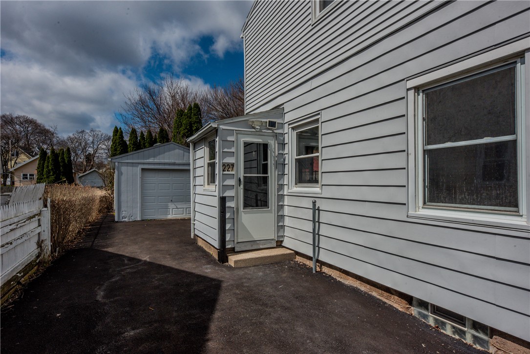 227 Newcomb Street Rochester, NY 14609 - Photo 4 of 38