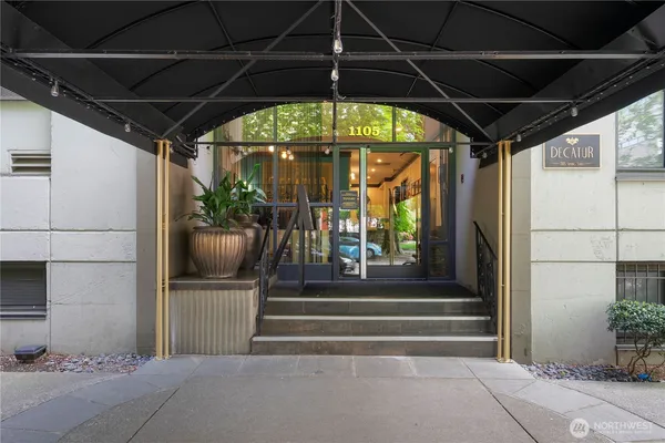 a view of entryway with a door