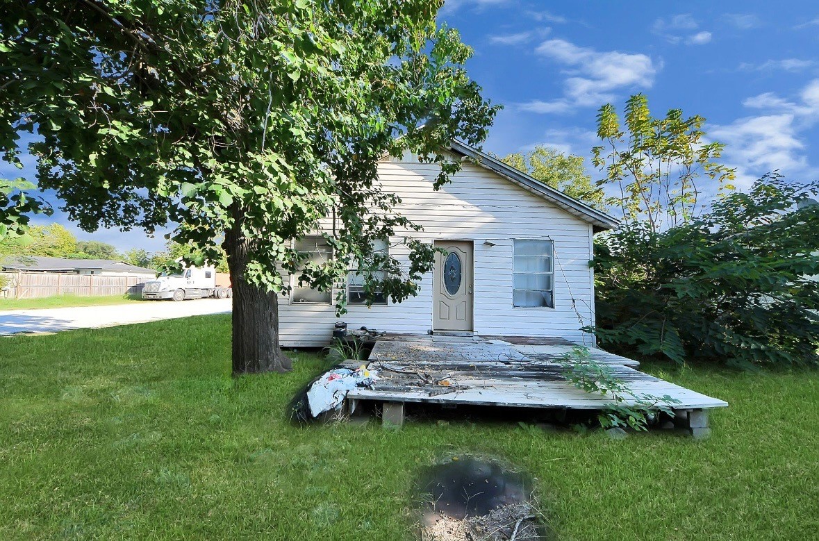 a view of a house with a yard