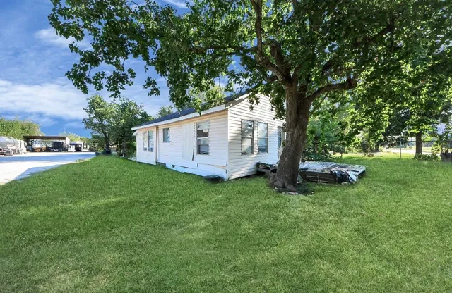 a view of a house with backyard