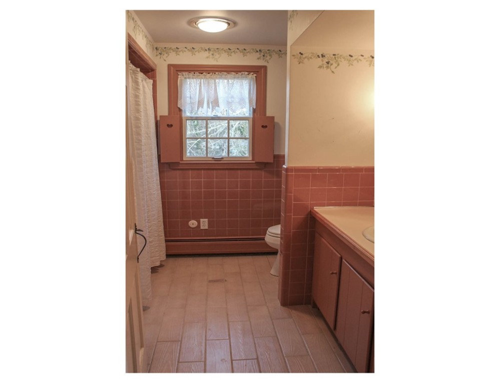 5 Denver Avenue Warren, RI 02885 - Photo 16 of 18 2nd Floor Full Bath