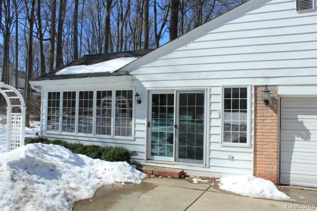 33723 Hunters Pointe Road Farmington Hills, MI 48331 - Photo 5 of 25