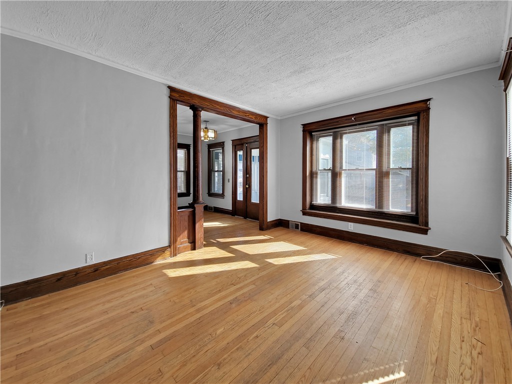 546 Magee Avenue Rochester, NY 14613 - Photo 5 of 36 Living Room