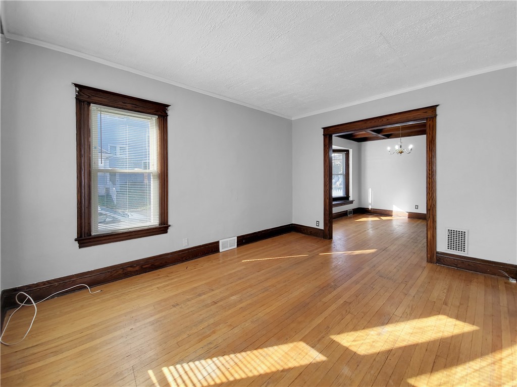 546 Magee Avenue Rochester, NY 14613 - Photo 6 of 36 Living Room