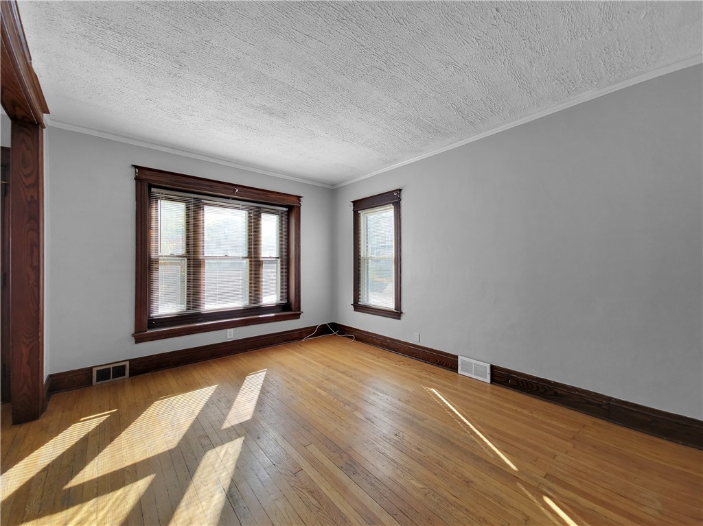 546 Magee Avenue Rochester, NY 14613 - Photo 7 of 36 Living Room