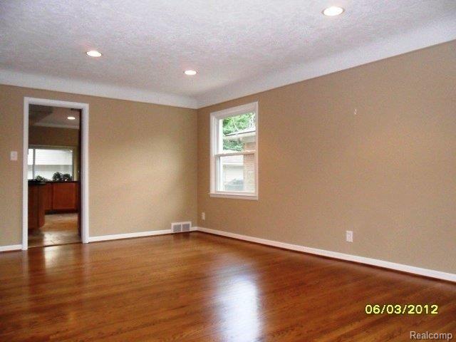 204 Ridgemont Road Grosse Pointe, MI 48236 - Photo 14 of 25 =LIVING ROOM.JPG