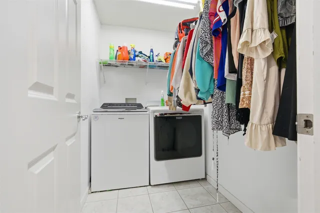 $425,000 | 202 Comet Lane, Heyworth, IL 61745