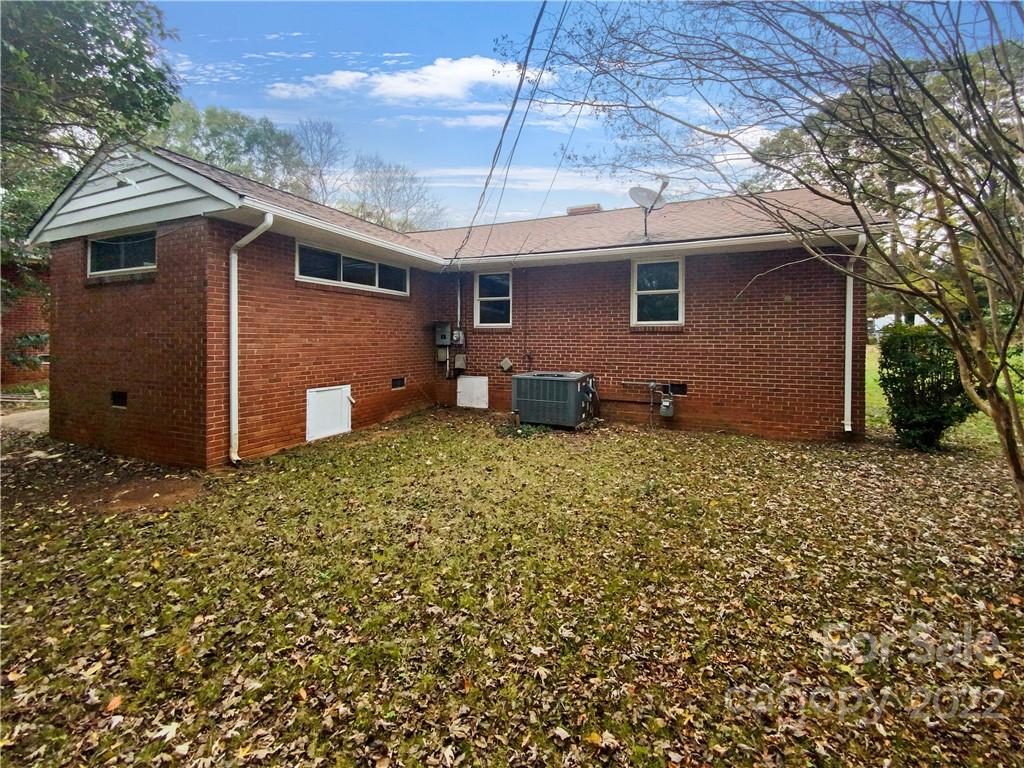 3209 Credenza Road Charlotte, NC 28208 - Photo 8 of 20 a backyard of a house with table and chairs