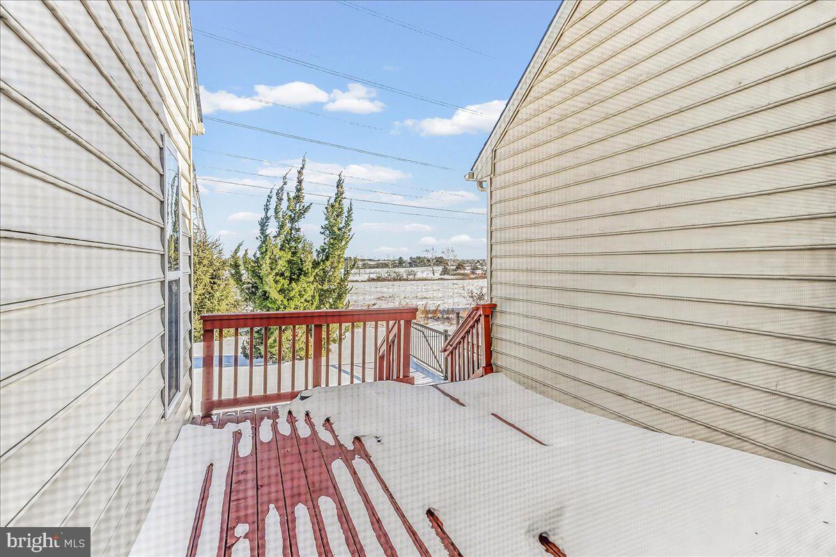 339 Pierce Run Newark, DE 19702 - Photo 18 of 37 a view of a balcony with chair and wooden floor