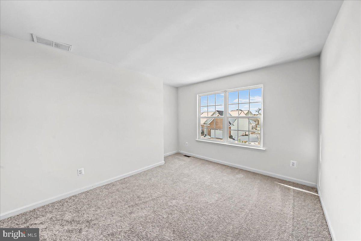 339 Pierce Run Newark, DE 19702 - Photo 31 of 37 an empty room with a window