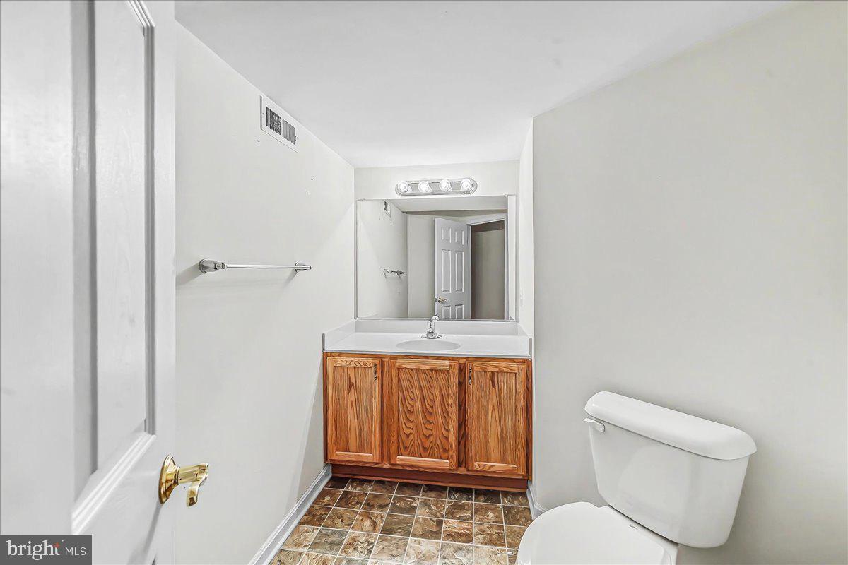339 Pierce Run Newark, DE 19702 - Photo 35 of 37 a bathroom with a toilet a sink and mirror