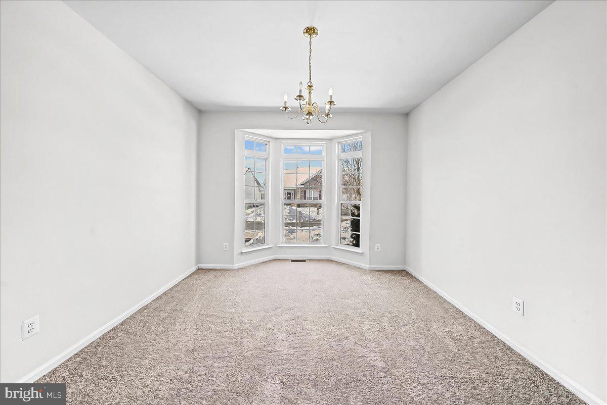339 Pierce Run Newark, DE 19702 - Photo 5 of 37 an empty room with windows and cabinet