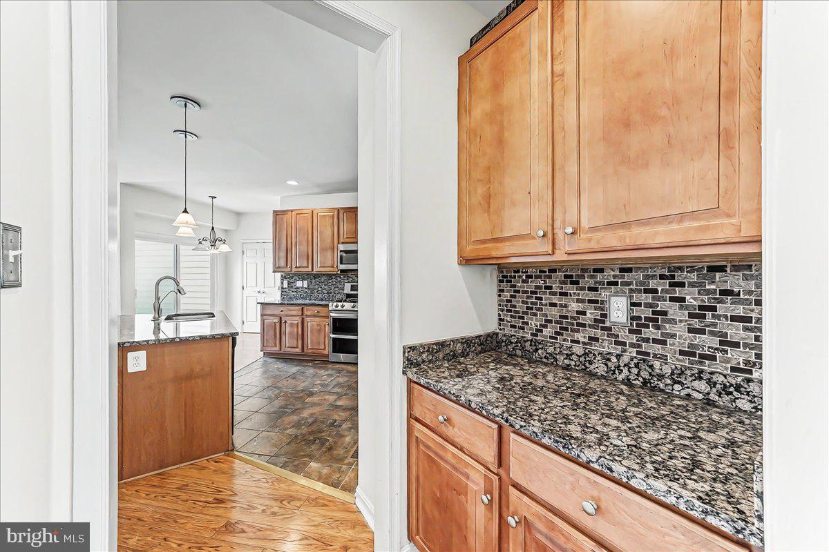 339 Pierce Run Newark, DE 19702 - Photo 6 of 37 a kitchen with stainless steel appliances granite countertop a refrigerator and a sink