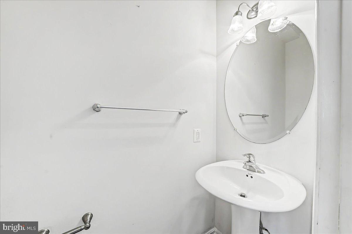 339 Pierce Run Newark, DE 19702 - Photo 8 of 37 a bathroom with a sink a mirror and vanity