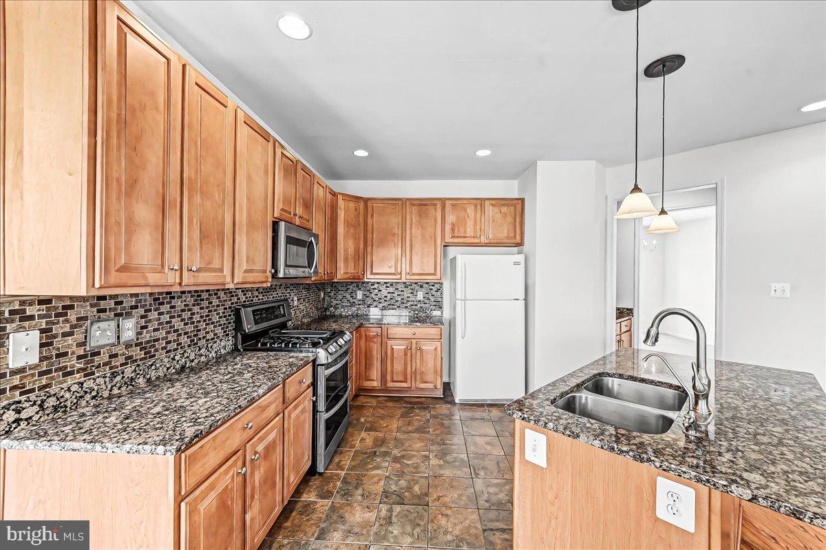 339 Pierce Run Newark, DE 19702 - Photo 10 of 37 a kitchen with stainless steel appliances granite countertop a sink stove and refrigerator