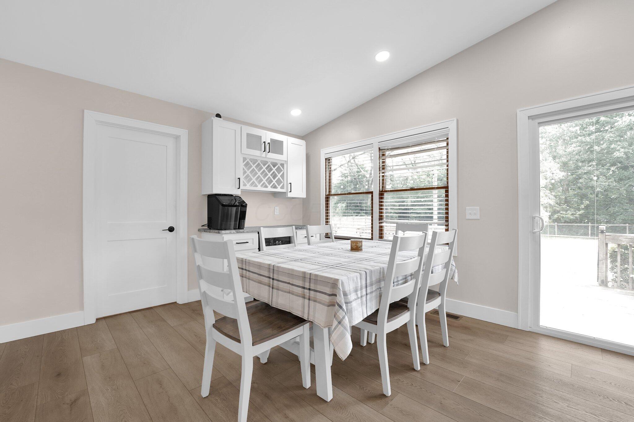 5524 Cosgray Road Dublin, OH 43016 - Photo 11 of 35 Eating area with buid in