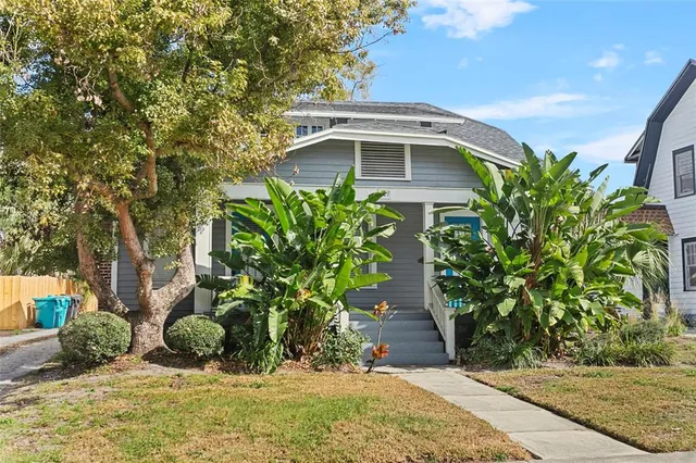 a view of a front of house with a yard