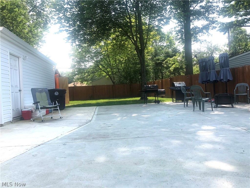 2374 Greenvale Road Cleveland, OH 44121 - Photo 4 of 28
