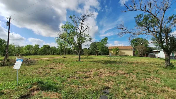 $299,000 | 1284 Beaver Lake Drive, Caldwell, TX 77836