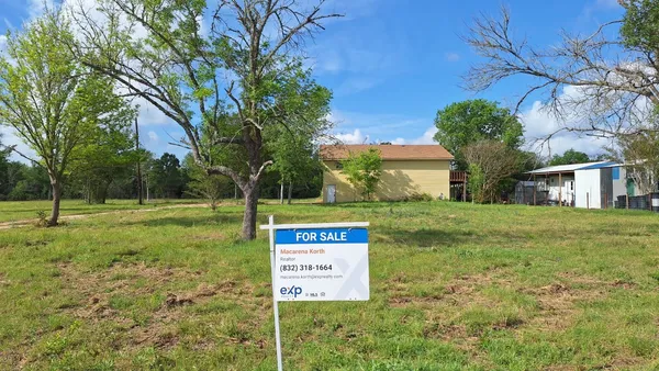 $299,000 | 1284 Beaver Lake Drive, Caldwell, TX 77836