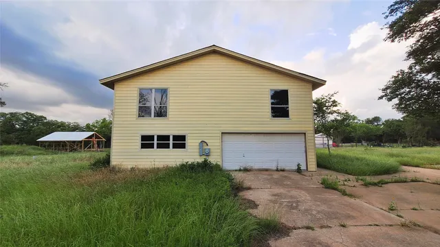 $325,000 | 1284 Beaver Lake Drive, Caldwell, TX 77836