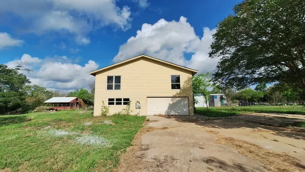 $299,000 | 1284 Beaver Lake Drive, Caldwell, TX 77836