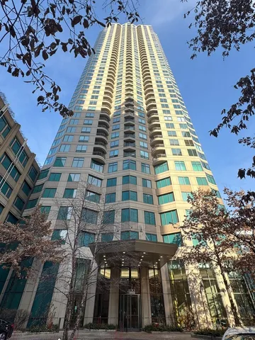 $2,650 | 400 North LaSalle Drive, Unit 4209, Chicago, IL 60654