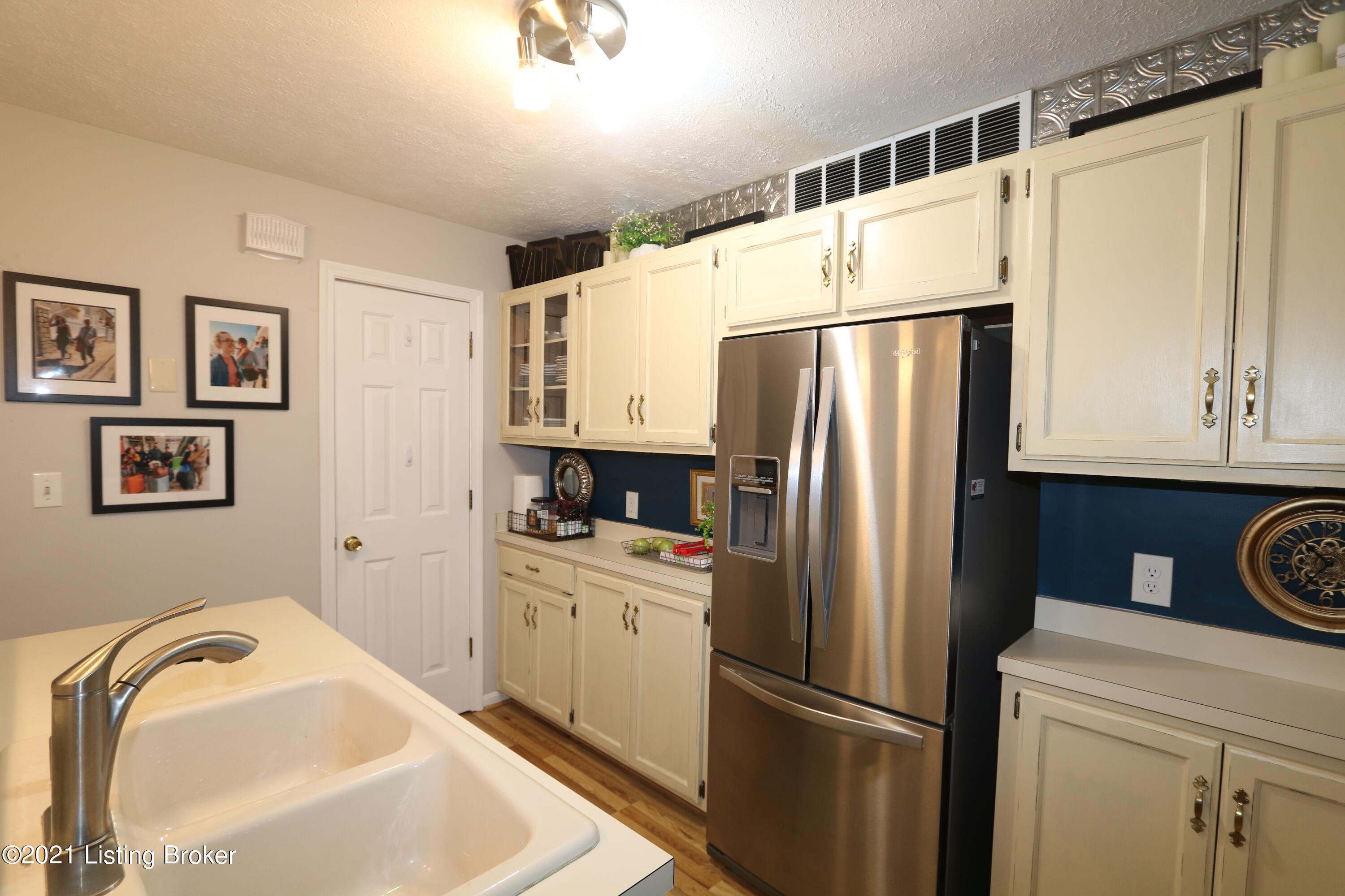 256 Moser Road Louisville, KY 40223 - Photo 8 of 25 IMG_7623
