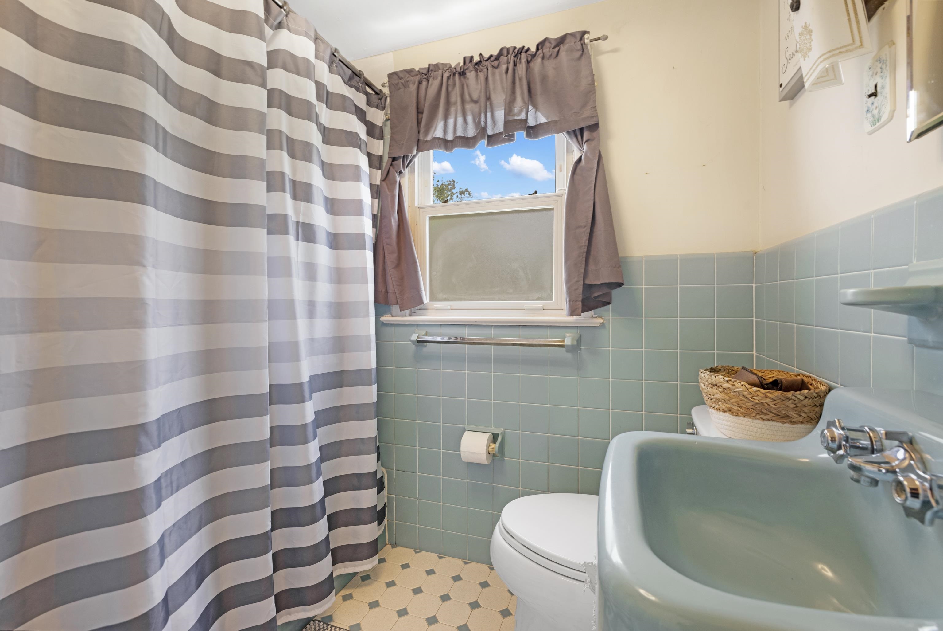 545 Breakwater Road Erma, NJ 08204 - Photo 19 of 27 a bathroom with a sink toilet and shower